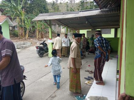 Masjid Baitussalam Dusun Jelapan Menyedikan Makan Siang Untuk Jamaah Sholat Jum'at